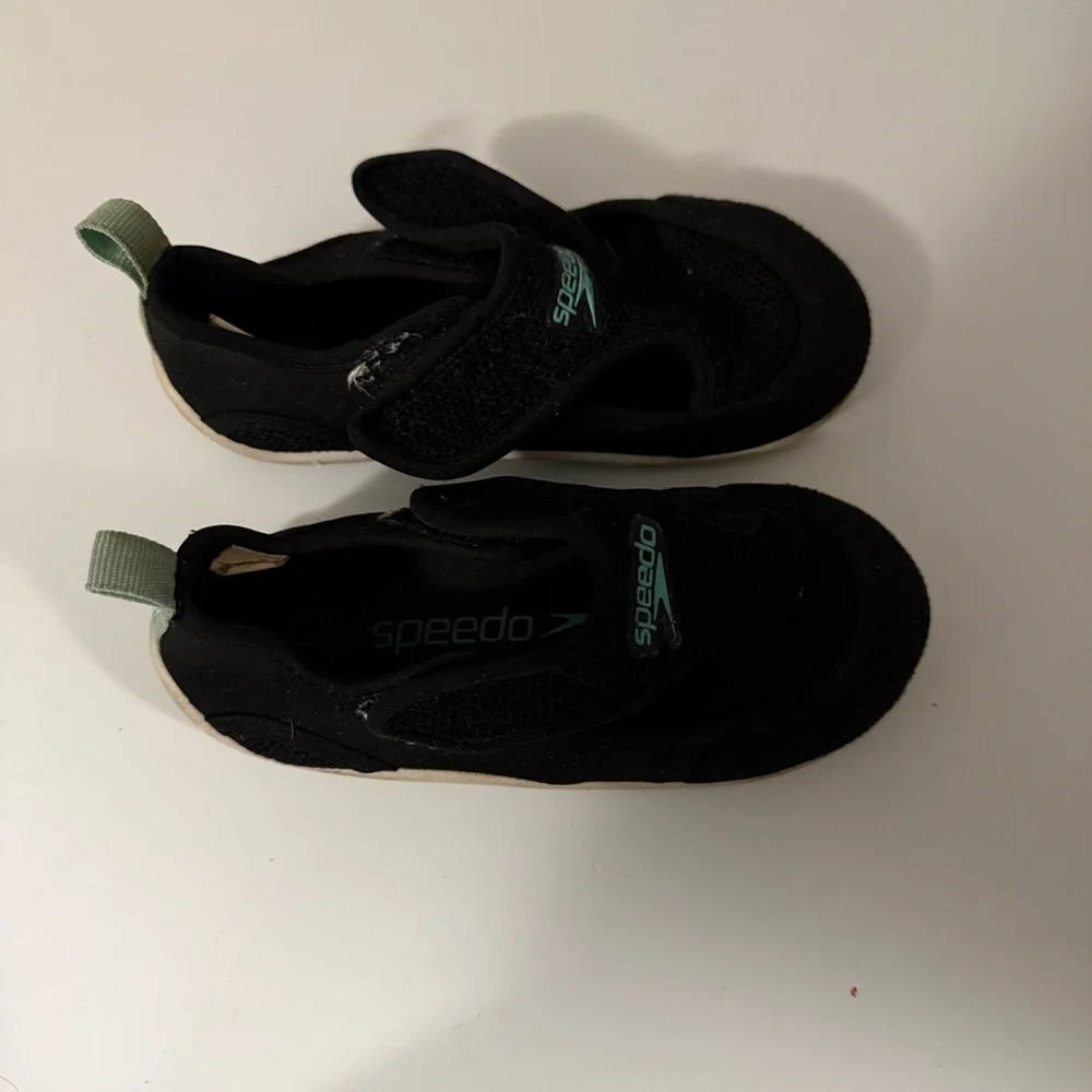 Speedo Kids Black and Teal Water Shoes Size (9-10)